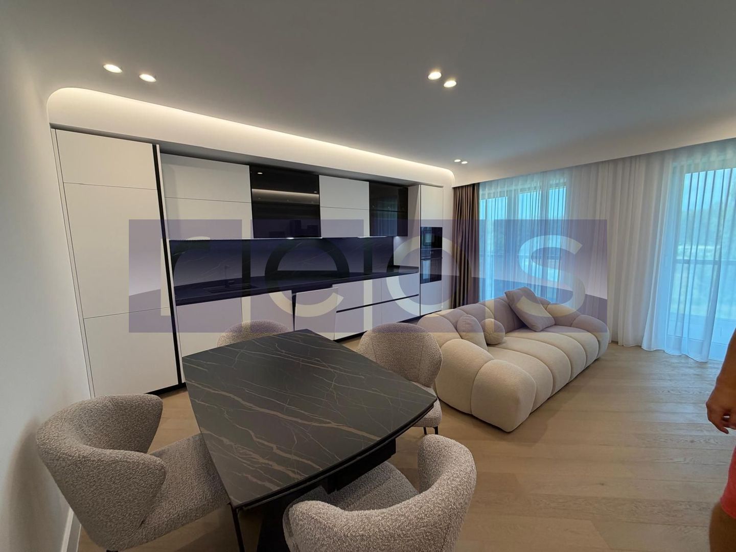 VANZARE APARTAMENT 80MP | 3 CAMERE | MOBILAT-UTILAT LUX | TERASA 24MP - Poză 3