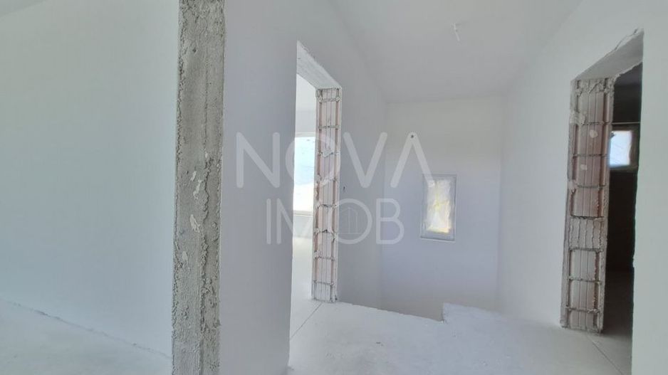 Casa tip duplex, la alb - Sura Mica - COMISION 0 - Poză 10