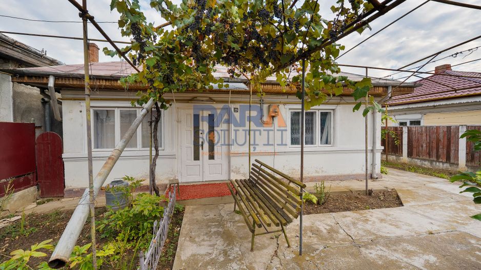 Casă în Roman, din cărămidă - Poză 1