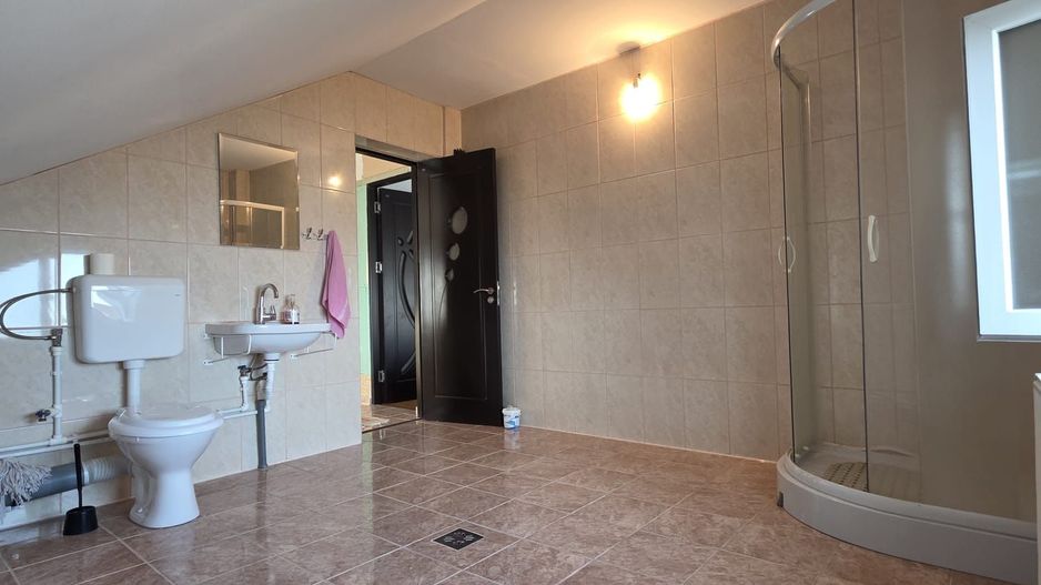 Casă / Vilă cu 8 camere de vânzare în Lapus, Craiova - Poză 26