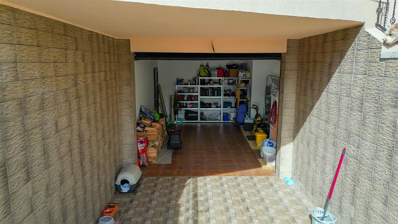 Somptuozitate in stil modern, 2 garaje, 3 terase, totul pe 1.000 mp teren - Poză 60