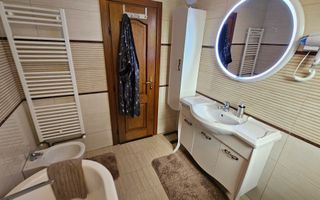 Casă deosebită, cu 5 camere, cu teren de 1132 mp – Cisnădioara - Poză 12