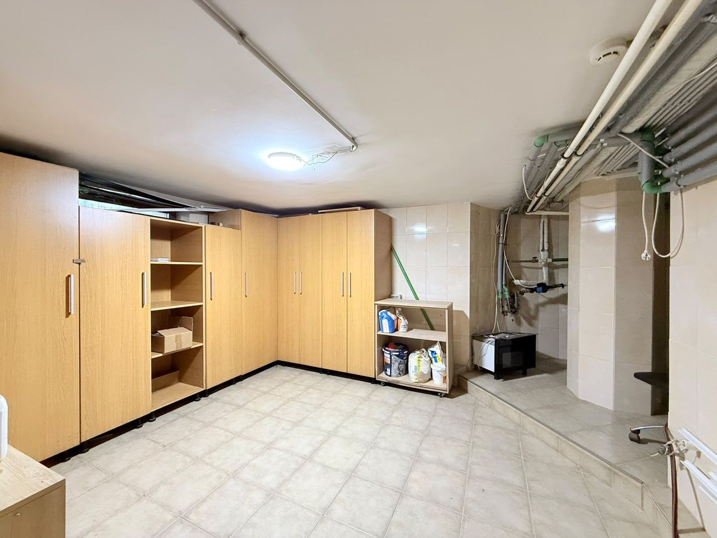Vilă elegantă cu teren de aproximativ 1.000 mp - Poză 35