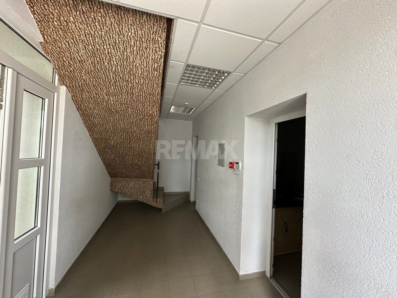 De Vânzare Clădire comercială cu depozit și parcare tiruri. 17 ari. - Poză 14