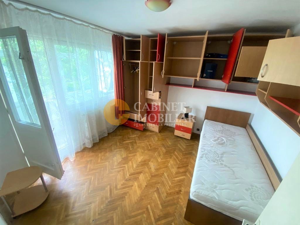Etaj 3 apartament cu 3 camere zona Pod Ros - Poză 2