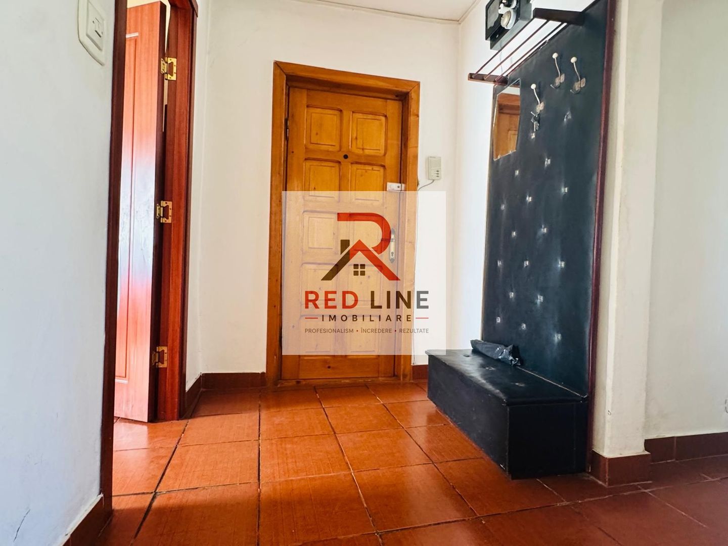 Apartament 3 camere, decomandat,etaj 4 (zona centrala Hotel Traian) - Poză 2