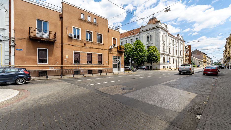 Apartament cu 2 camere, ultracentral, etajul 1 - Poză 2