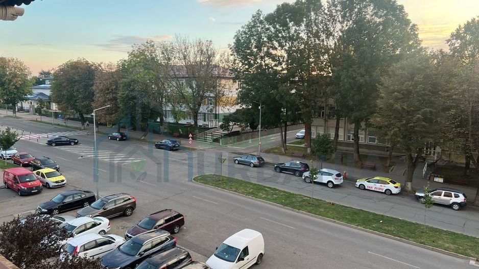 Apartament 2 camere, 70 mp total, renovat, centrală, etaj 1 – Pașcani Central - Poză 1