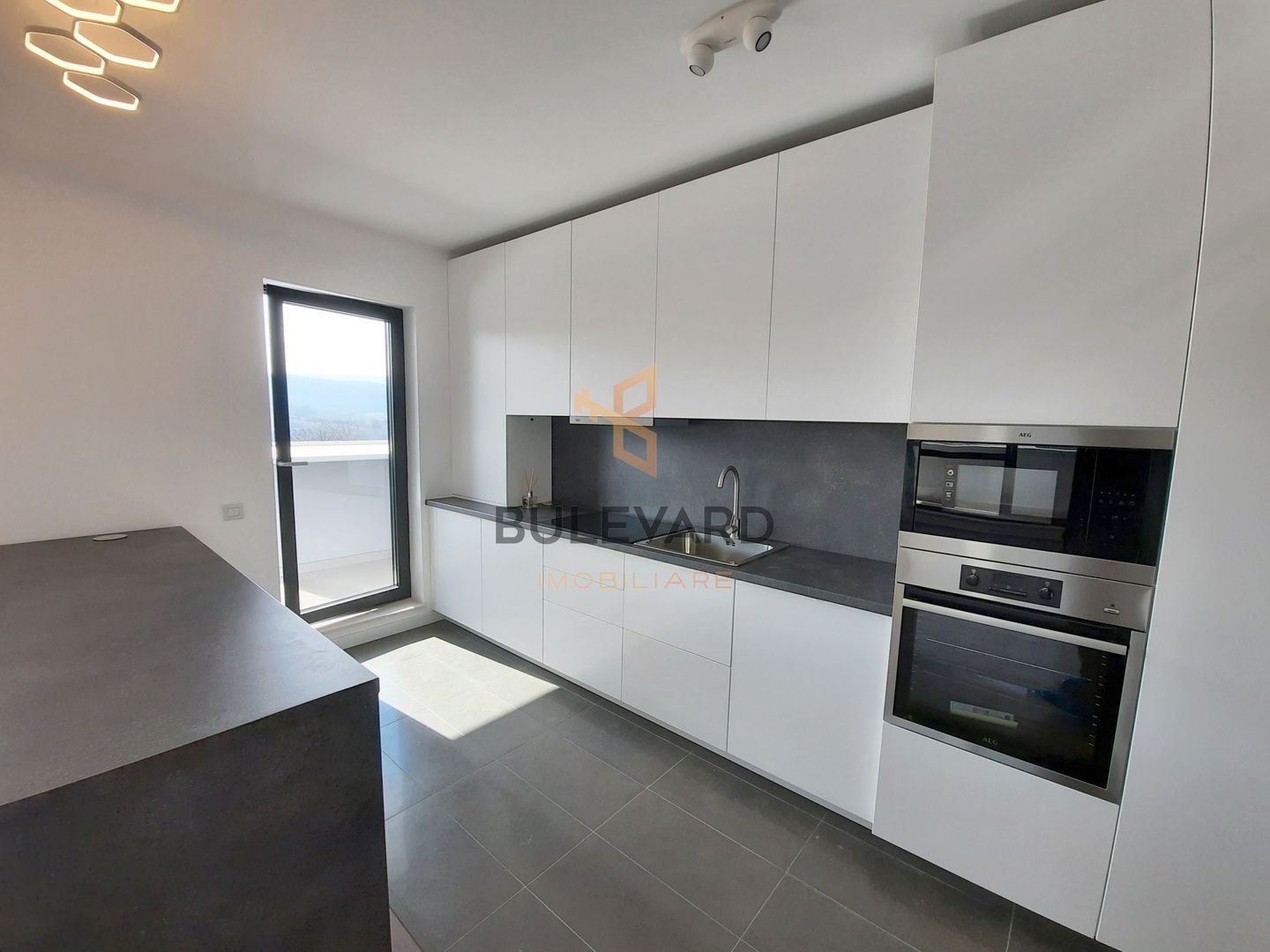 Apartament ultrafinisat de 80 mp + terase 32 mp, parcare subterana! - Poză 9