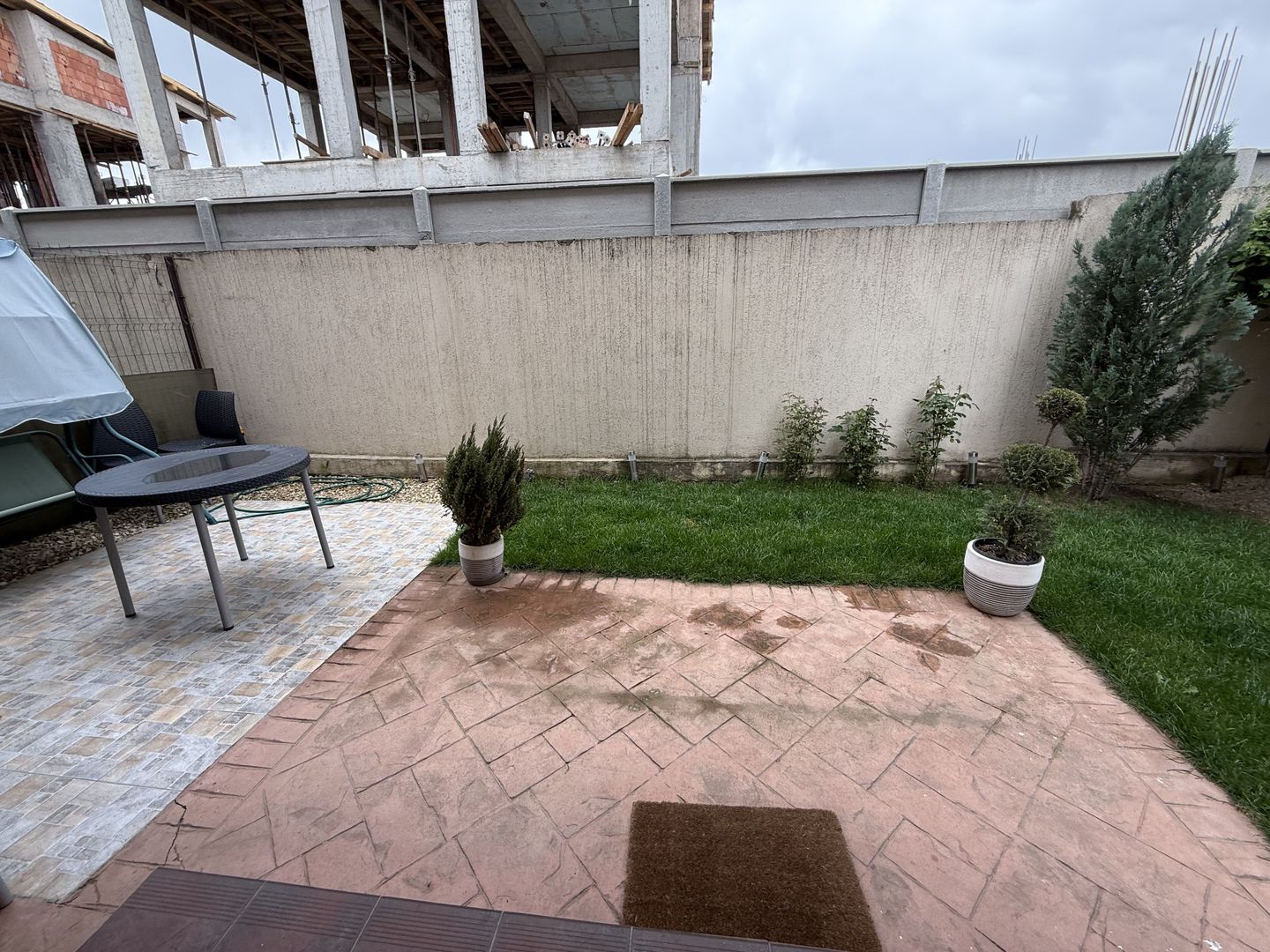 Casă înșiruită complet mobilată + curte+ 2 parcari în complex inchis! - Poză 27