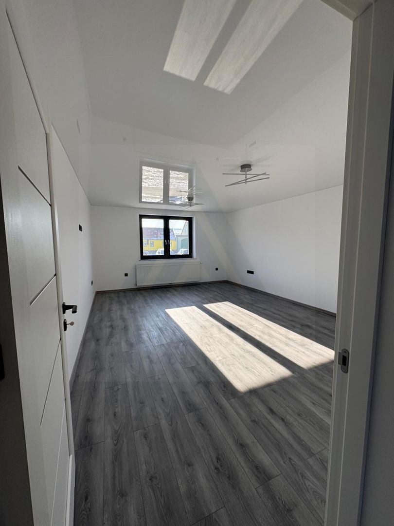 Casa moderna constructie noua 195 mp utili si 100 mp curte Sura Mare - Poză 16