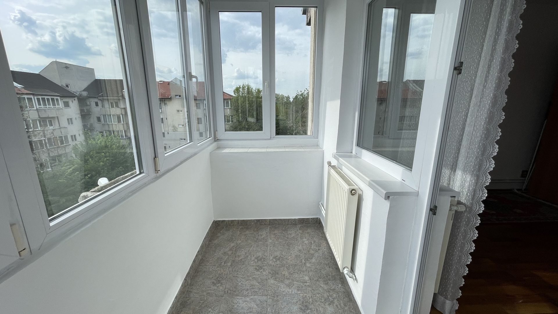 Apartament spatios cu trei camere si garaj - Poză 12
