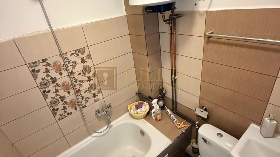 2 camere| vis a vis de Liceul Loga| zona superba, linistita| centrala proprie| - Poză 12