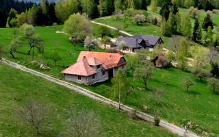 Casă tradițională sat Poarta, comuna Bran teren 1000 mp - Poză 2