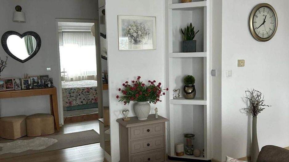 Vând apartament deosebit, situat într-o zonă semicentrală, liniștită și foarte plăcută, ideal pentru cei care își doresc confort și intimitate. - Poză 1
