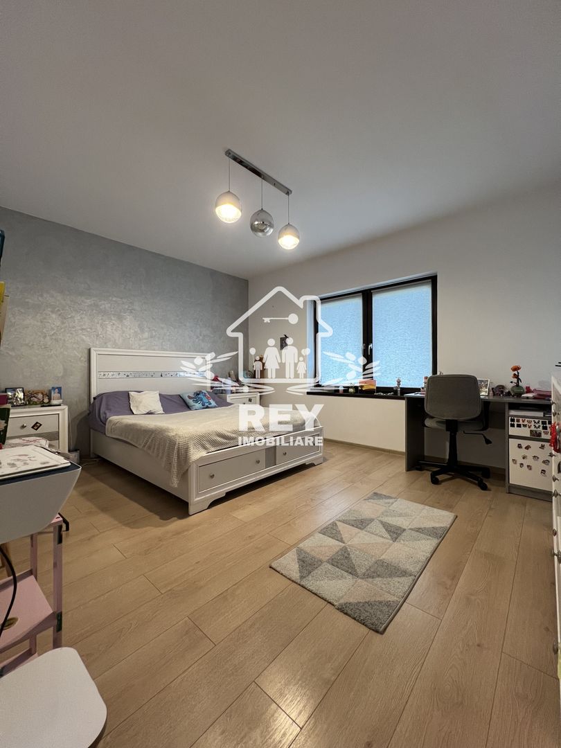 Casă de tip triplex la vânzare 6 camere /Șelimbăr /Secția 1 de Poliție - Poză 3