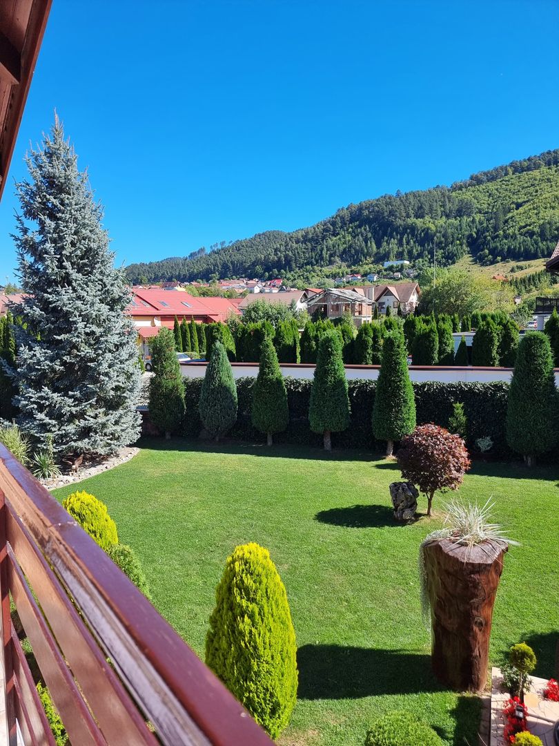 CASA INDIVIDUALA , MODERNA LA POALELE MUNTILOR!! - Poză 1