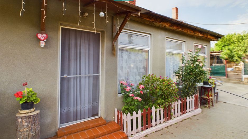 Casă cu 2 camere și 456 mp teren în Ghioroc - Poză 1