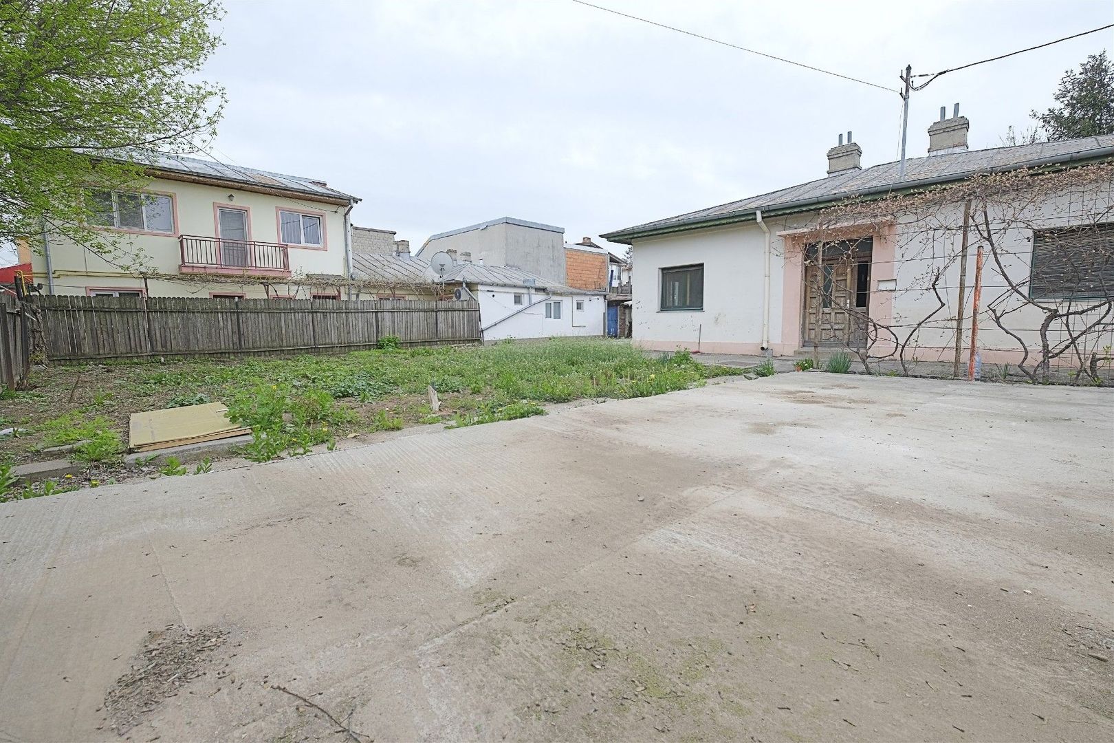 RAHOVA-Str. Muntii Carpati, cu pozitie de colt, casa si teren 580 mp. - Poză 2
