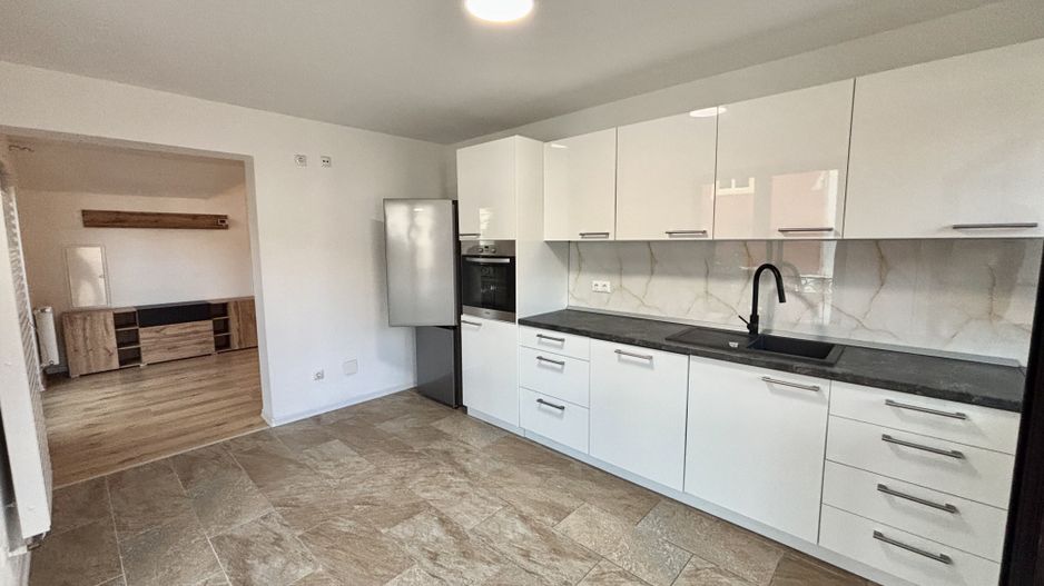 Apartament 3 Camere Spațios, Mobilat,  Curte și Balcon [ Zona Centrala ] - Poză 1