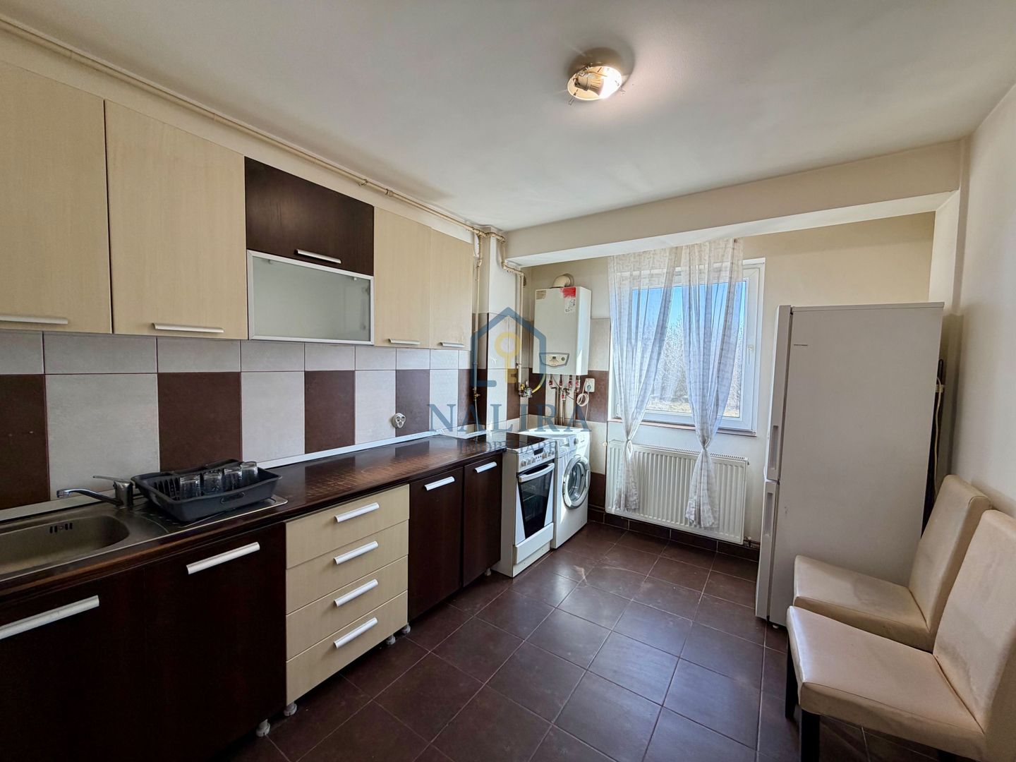 Apartament 3 camere de vânzare – etaj 1 - Poză 2