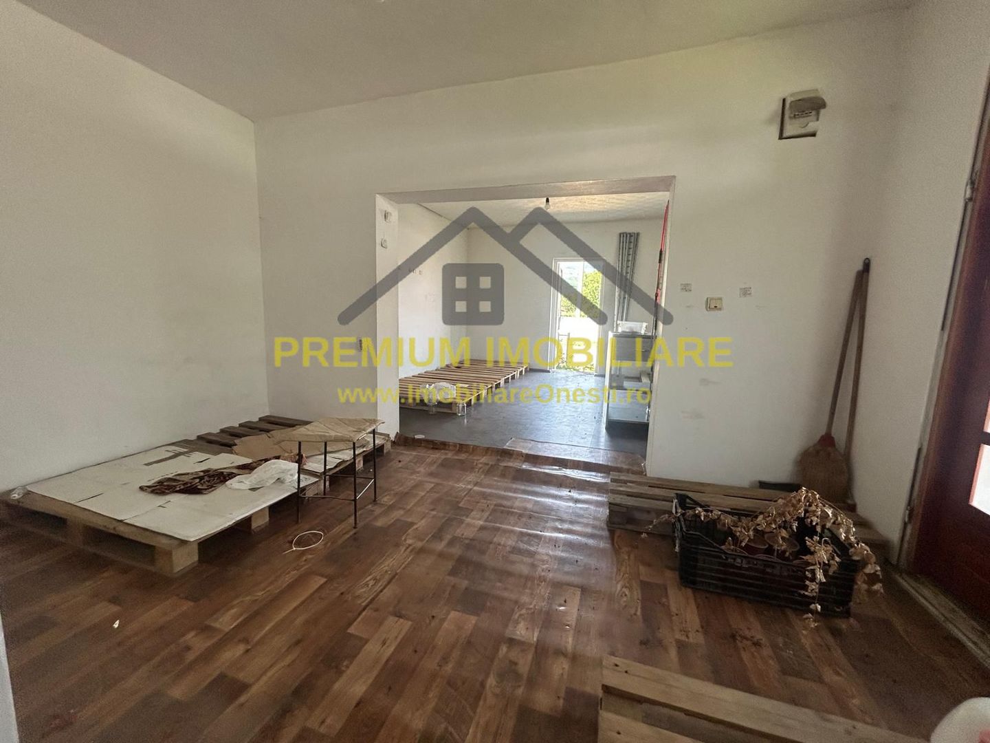 Casă de vânzare în centrul Oituzului, DN11 - Poză 1