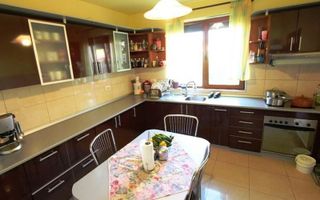 Vila spațioasă la intrare în Dumbravita - Poză 9