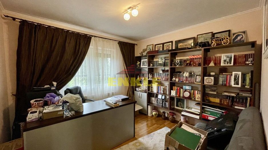 De vânzare casă cu suprafața de 250 mp plus 900 mp teren - Poză 11