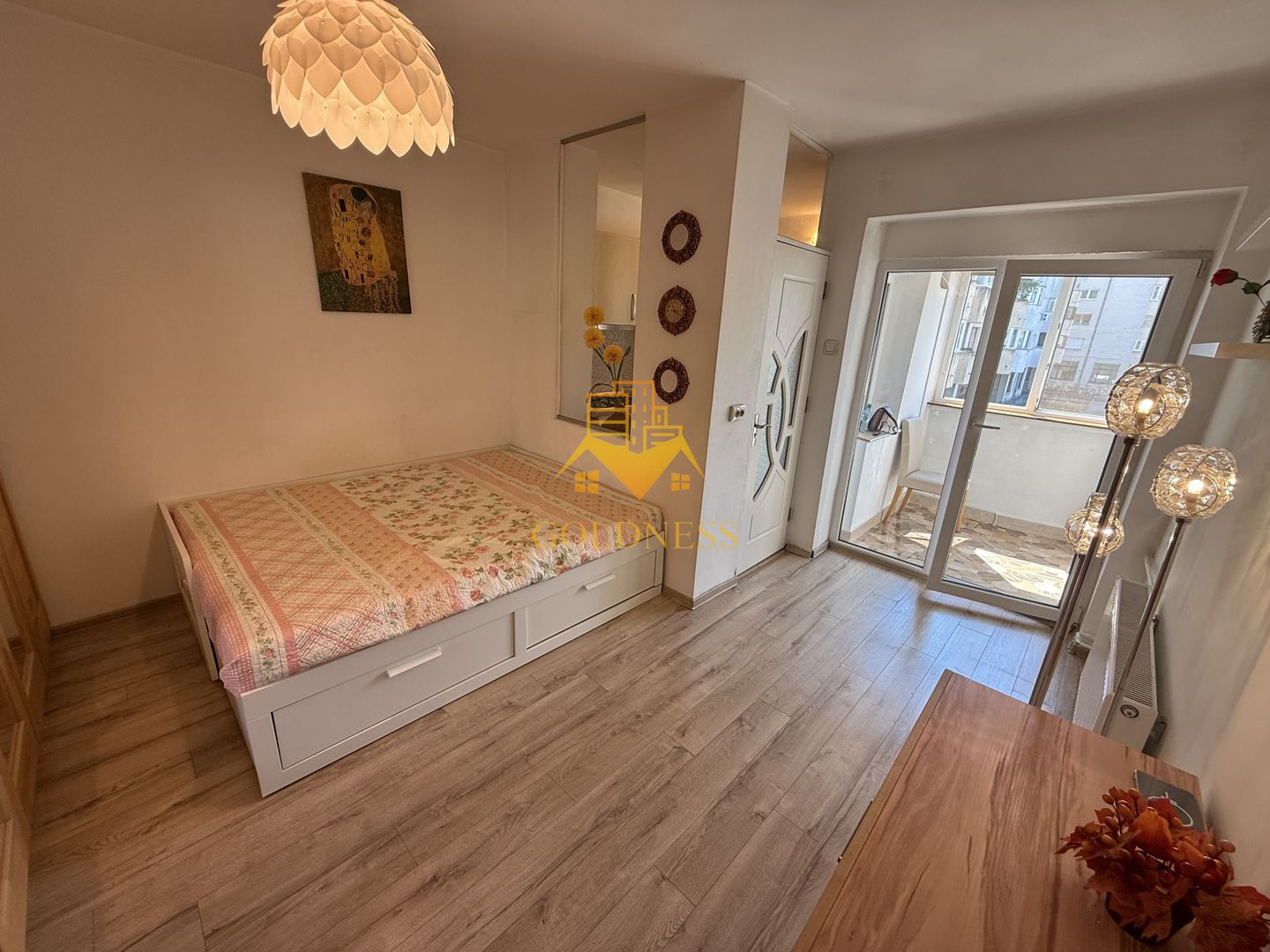 o camera, balcon, Ultracentral, Piata Stefan cel Mare, Teatru - Poză 1