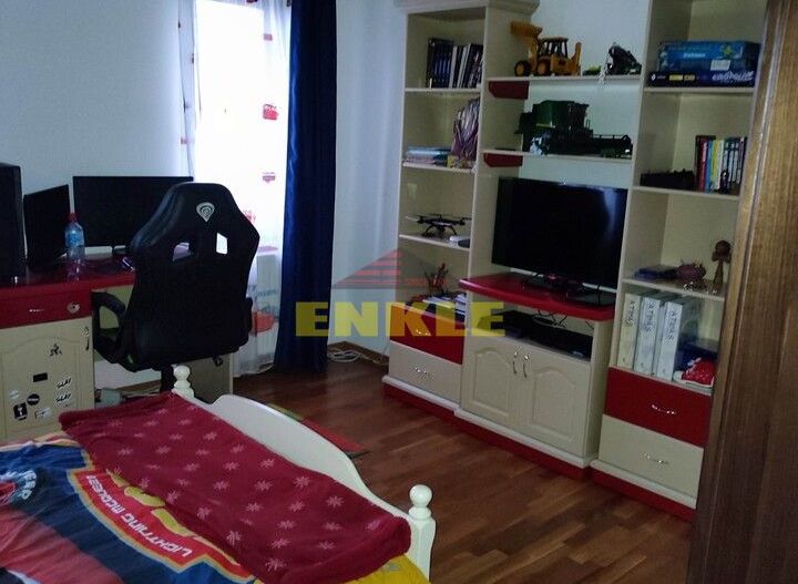 Vila 5 camere , zona Petru Rares -demisol+parter+etaj , pret negociabil ! - Poză 4