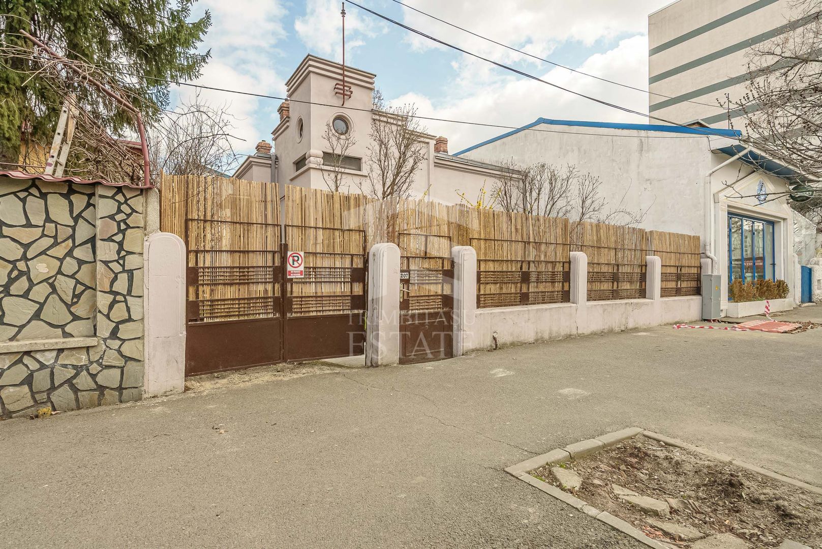 Piata Muncii - Decebal, casa 87 mp totali, 179 mp curte libera, - Poză 1