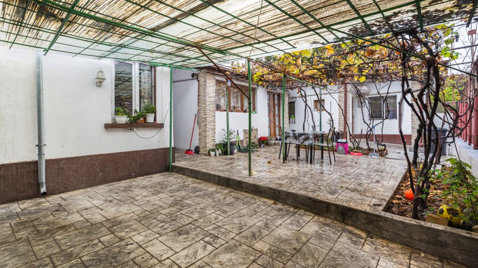 Casă cu 4 camere, anexă locuibilă și teren de 234 mp | Piața Sudului - Poză 1