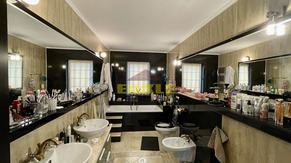 De vânzare casă cu suprafața de 250 mp plus 900 mp teren - Poză 13