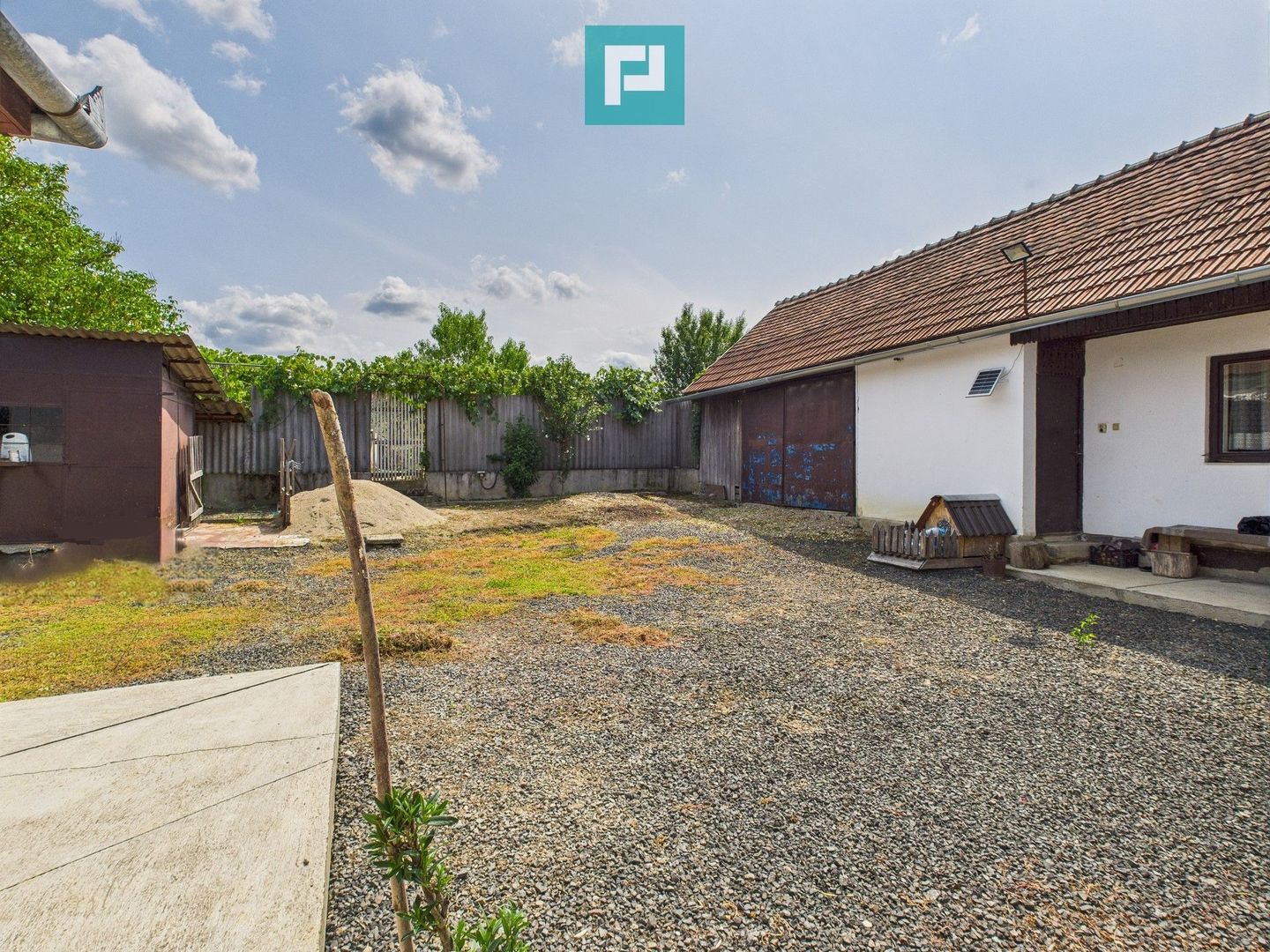 Casă renovată cu teren generos lângă Ususău - Poză 11