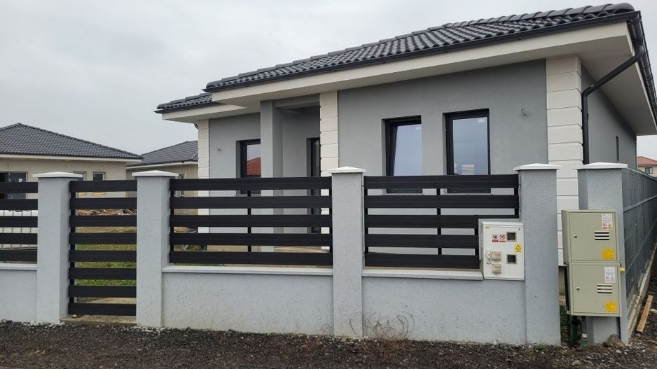 Casă de vânzare,luminoasă,ṣi bine compartimentată- orientare excelentă - Poză 2