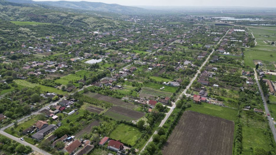Teren Intravilan de 3,090 mp în Cuvin - Poză 9