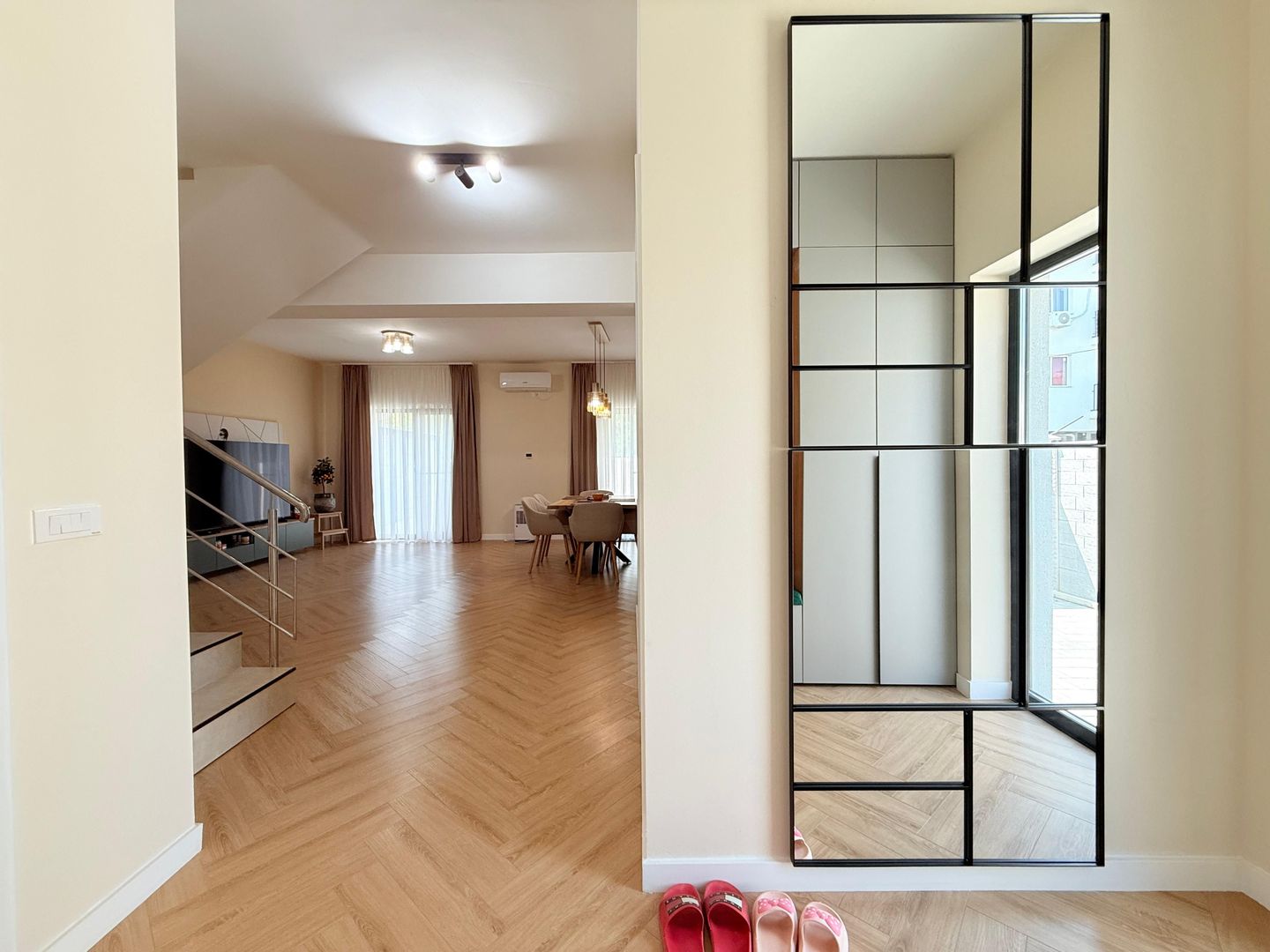 Vila 4 camere | 3 dormitoare | 3 bai | Gradina | Toate Utilitatile - Poză 3