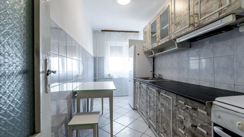 Vândut! Apartament cu 3 camere zona Lebăda cartier Aurel Vlaicu - Poză 2