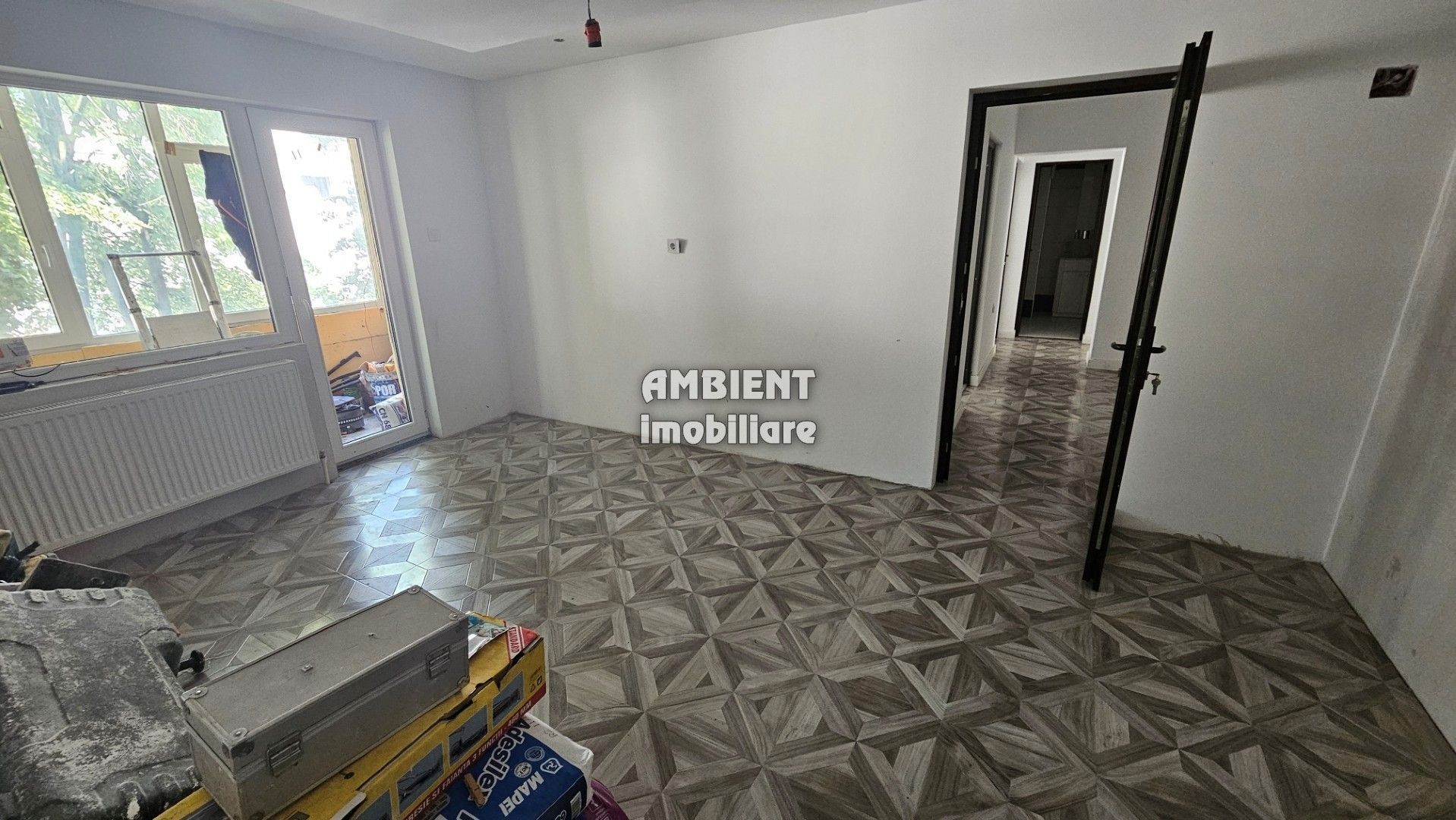 Apartament cu 4 camere, partial renovat, etaj 3, zona Donici. - Poză 1