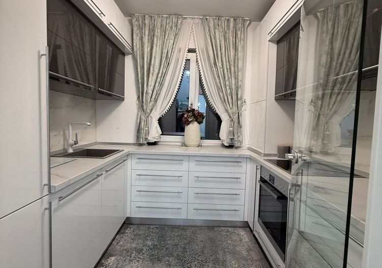 Apartament 3 camere decomandate, 2 bai,balcon, etaj intermediar, garaj - Poză 6