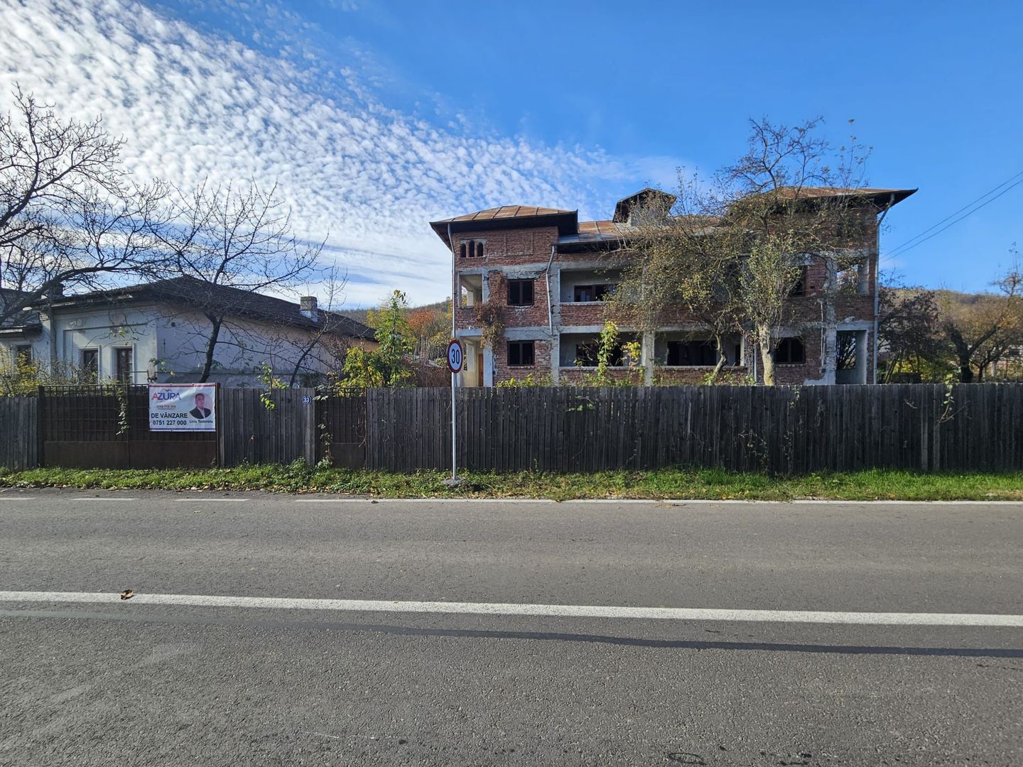 Proprietate deosebită în orașul Ștefănești, intrare pe strada Izvorani - Poză 7