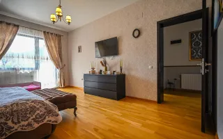 Somptuozitate in stil modern, 2 garaje, 3 terase, totul pe 1.000 mp teren - Poză 44