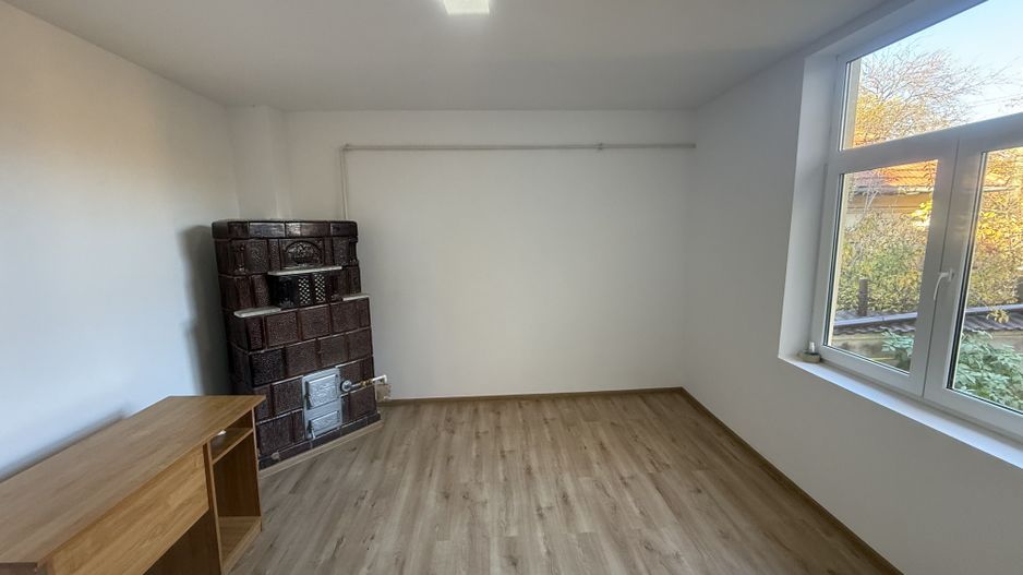 2 corpuri de Casă renovate + teren 125 mp Campina - Poză 11