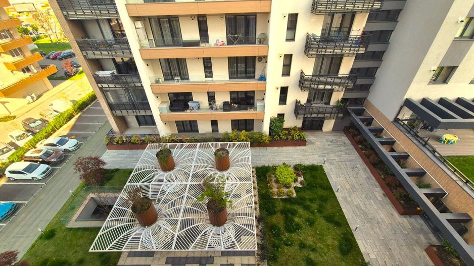 Zona Coresi, str. 13 Decembrie, apartament spațios, bloc nou, loc parcare - Poză 2