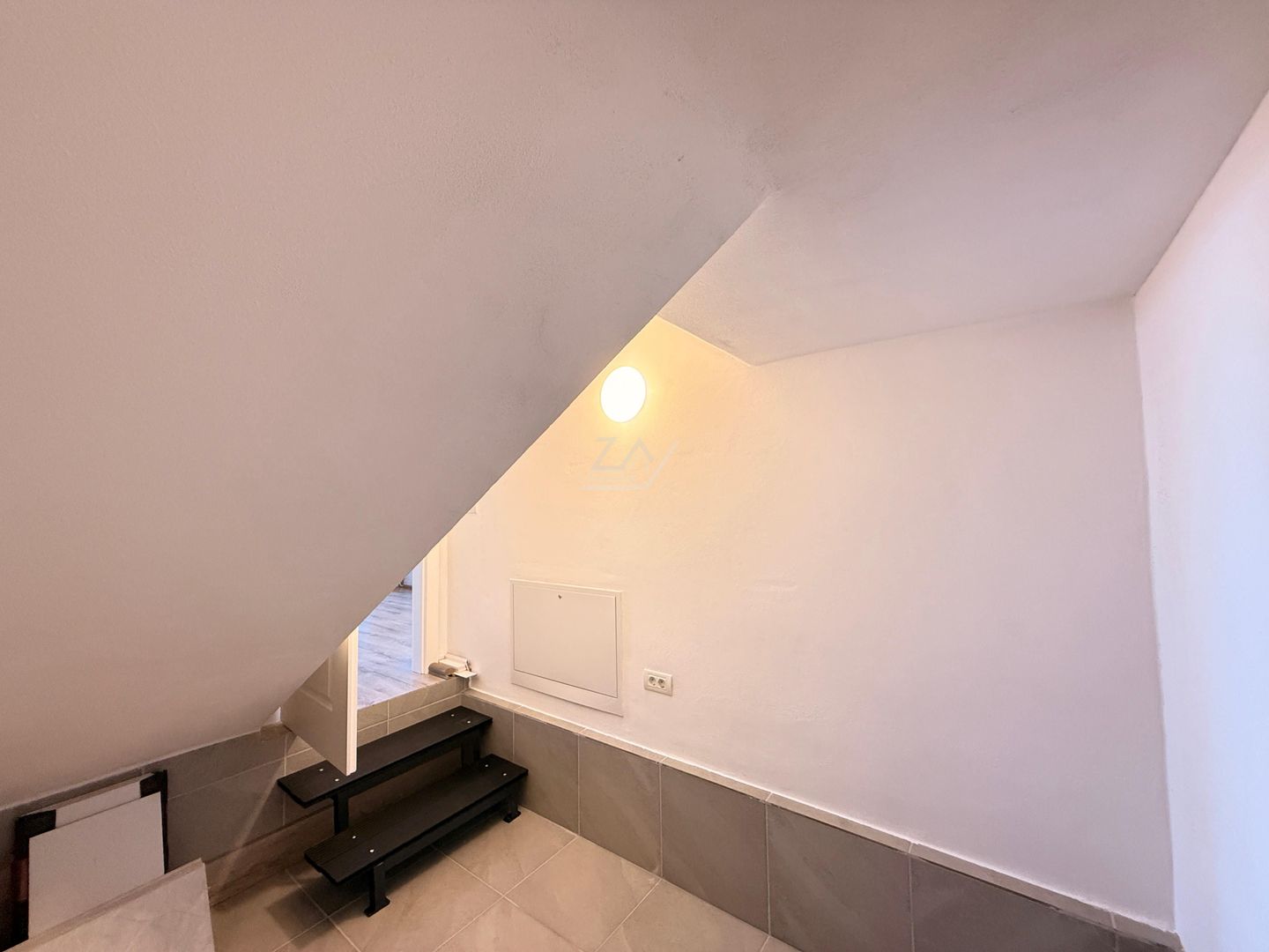 Casa moderna si cocheta. Locatie excelenta. Curte amenajata. Loc de parcare. - Poză 27