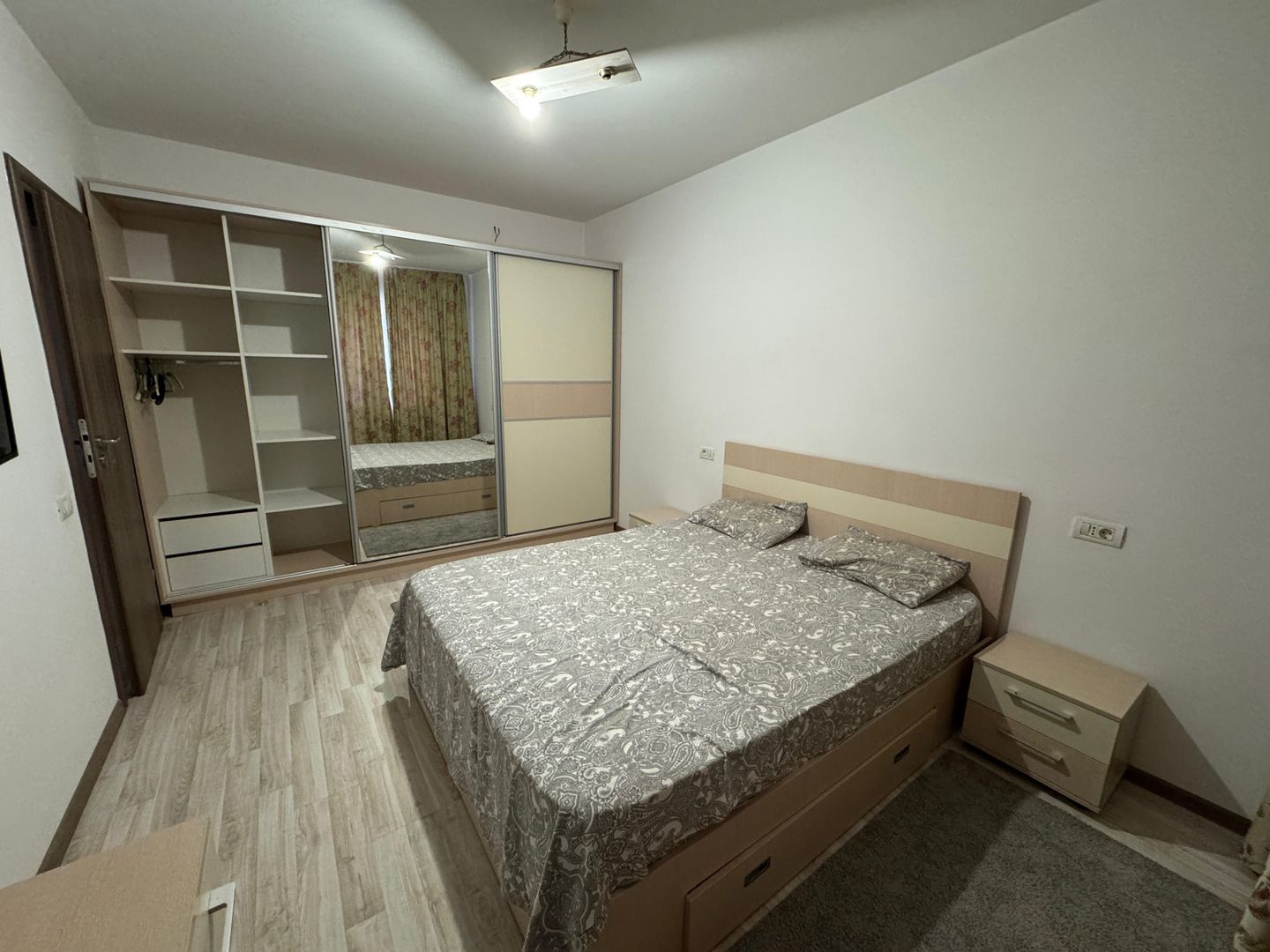 AP. 2 CAMERE, BLOC NOU, CENTRALA , BUCATARIE INCHISA , LOC DE PARCARE - Poză 3