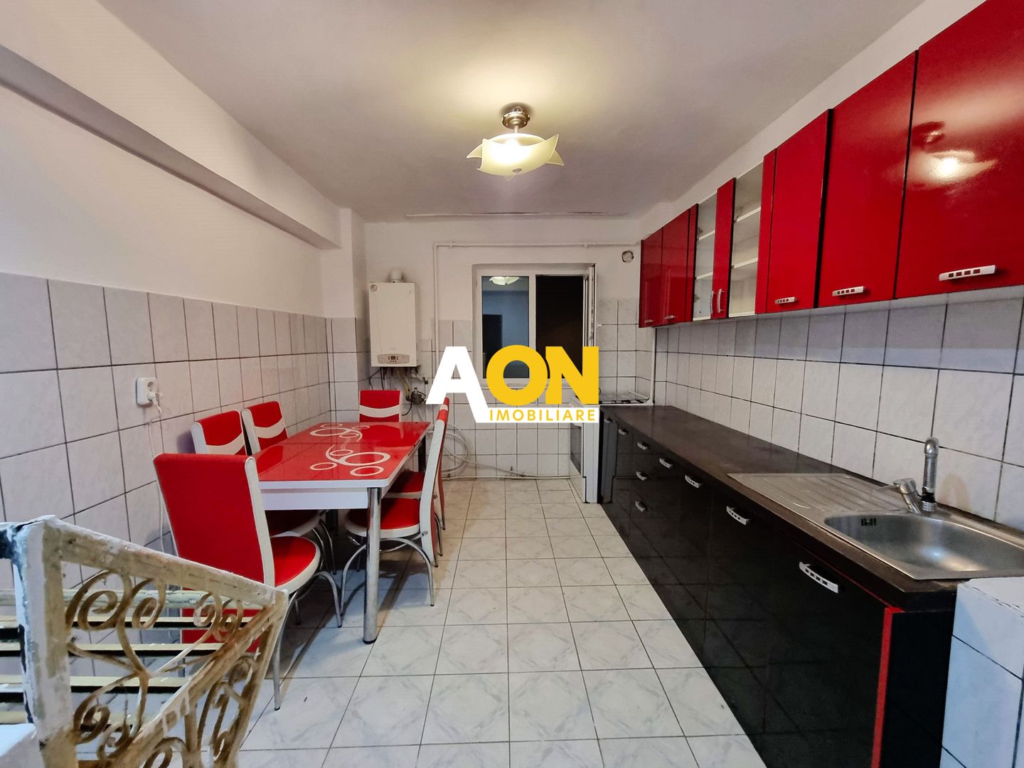 Apartament 3 camere, 2 bai, decomandat, etaj 3,  Cetate, zona Mercur - Poză 1