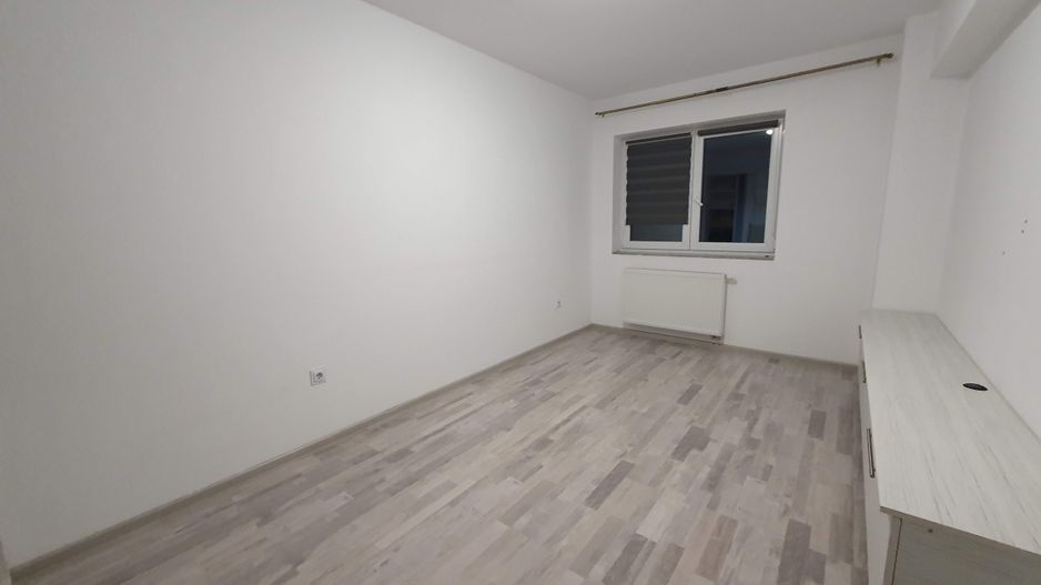 Coresi -Bloc Maurer M9, etajul 1, mobilat, parcare - Poză 12