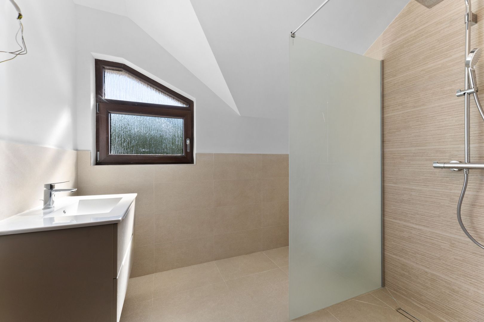 Eleganta, Confortul, Calitatea, liniste Vila P+M Garaj Pecica Arad - Poză 17