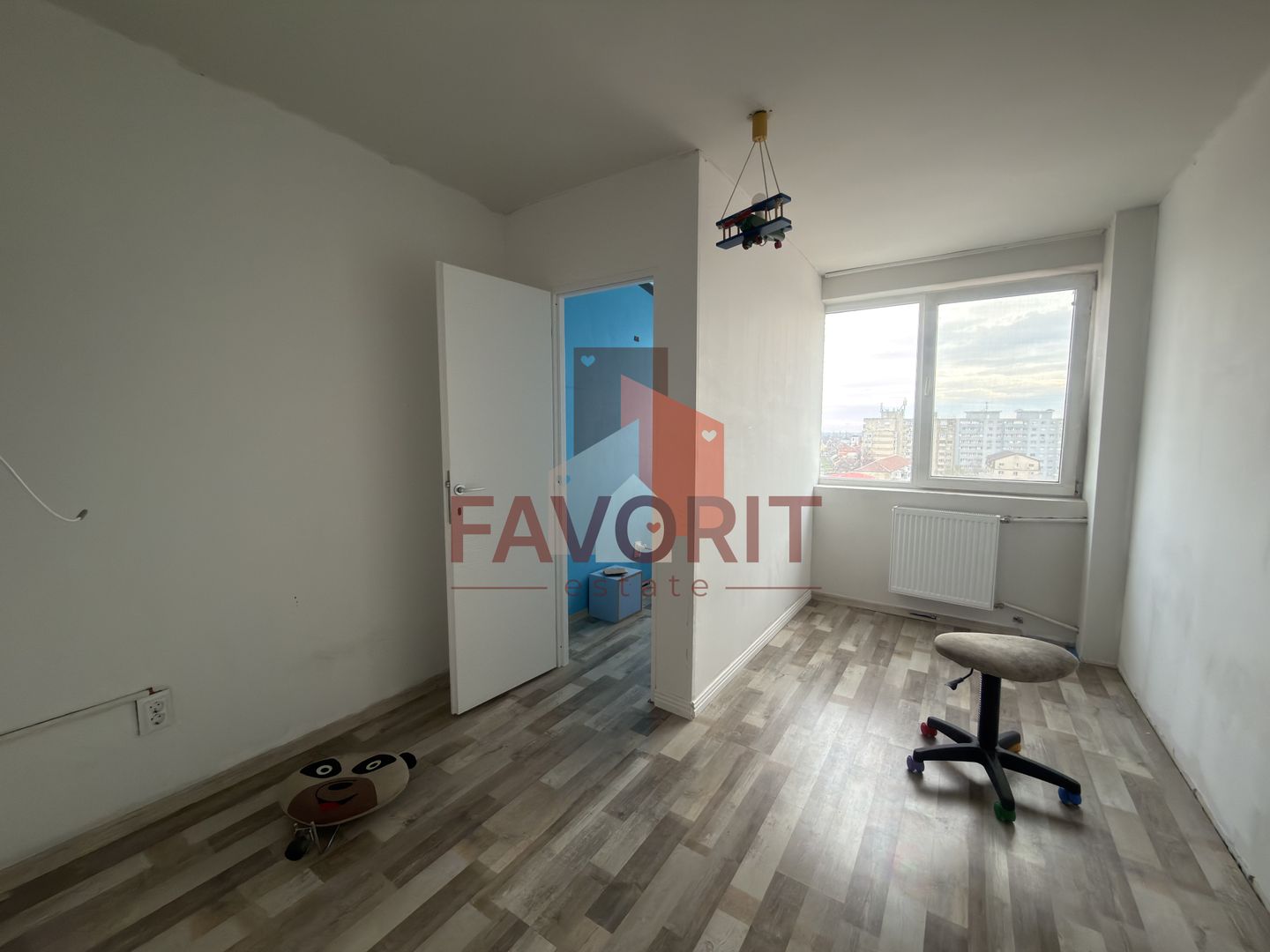 Etaj intermediar. Bloc izolat. Bucatarie inchisa - Poză 5